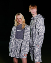 画像をギャラリービューアに読み込む, 【REFLECT】signature logo full zip hoodie / 光る防水フルジップフーディ(UNISEX)